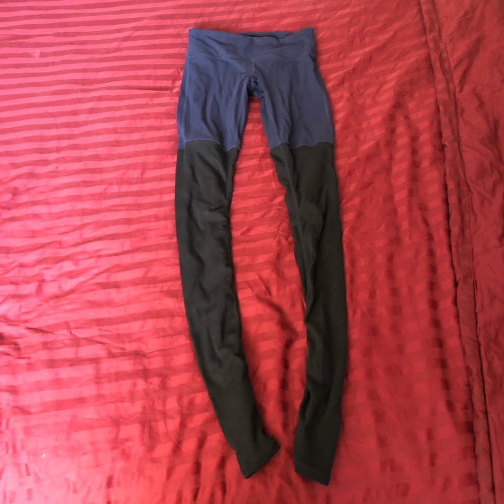 Alo goddess leggings in navy/black